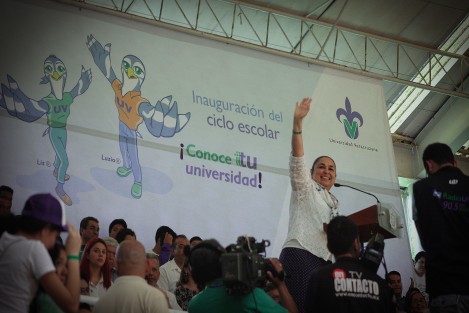 La Universidad Veracruzana (UV) y su comunidad académica, administrativa, artística y estudiantil dieron la bienvenida a más de 16 mil jóvenes que ingresaron a sus programas de estudio para el ciclo 2017-2018 en eventos multitudinarios celebrados en las cinco regiones universitarias de manera simultánea. 