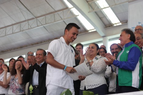 En la recepción celebrada en el Nido del Halcón, se premió a los 18 jóvenes que obtuvieron los puntajes más altos en el examen de ingreso a la licenciatura por sus respectivas áreas académicas, cinco de ellos logrando el 100 por ciento de calificación.
