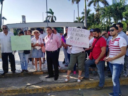 Un grupo de al menos 50 personas marcharon por las principales calles de Martínez dela Torre, culminando en el parque Central José María Mata, con la finalidad exigir el regreso  de la paz a este municipio, donde en los últimos meses lamentablemente los incidentes delictivos han aumentado, principalmente entre mujeres y médicos.
