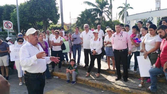 Un grupo de al menos 50 personas marcharon por las principales calles de Martínez dela Torre, culminando en el parque Central José María Mata, con la finalidad exigir el regreso  de la paz a este municipio, donde en los últimos meses lamentablemente los incidentes delictivos han aumentado, principalmente entre mujeres y médicos.
