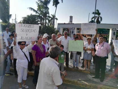 Un grupo de al menos 50 personas marcharon por las principales calles de Martínez dela Torre, culminando en el parque Central José María Mata, con la finalidad exigir el regreso  de la paz a este municipio, donde en los últimos meses lamentablemente los incidentes delictivos han aumentado, principalmente entre mujeres y médicos.
