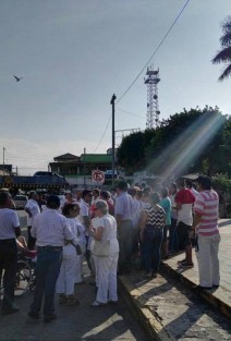 Un grupo de al menos 50 personas marcharon por las principales calles de Martínez dela Torre, culminando en el parque Central José María Mata, con la finalidad exigir el regreso  de la paz a este municipio, donde en los últimos meses lamentablemente los incidentes delictivos han aumentado, principalmente entre mujeres y médicos.
