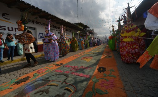 La procesión para colocar el arco en honor a la virgen recorre las calles de Teocelo, acompañada de la danza de payasos que bailan al compás de las notas de la banda.