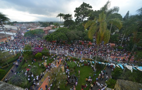 Teceolences festejan la Asunción de la Virgen con tradiciones como la alfombra de aserrín, danzas tradicionales y la colocación de un arco en la entrada de la iglesia.