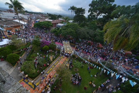 Teceolences festejan la Asunción de la Virgen con tradiciones como la alfombra de aserrín, danzas tradicionales y la colocación de un arco en la entrada de la iglesia.