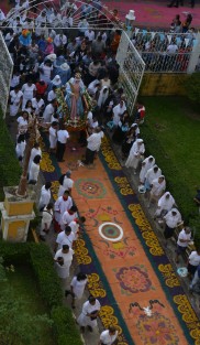 Teceolences festejan la Asunción de la Virgen con tradiciones como la alfombra de aserrín, danzas tradicionales y la colocación de un arco en la entrada de la iglesia.