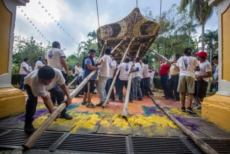 Bajada del arco floral en honor a la Asunción de Nuestra Señora en Teocelo, Ver. 