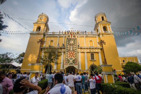 Bajada del arco floral en honor a la Asunción de Nuestra Señora en Teocelo, Ver. 