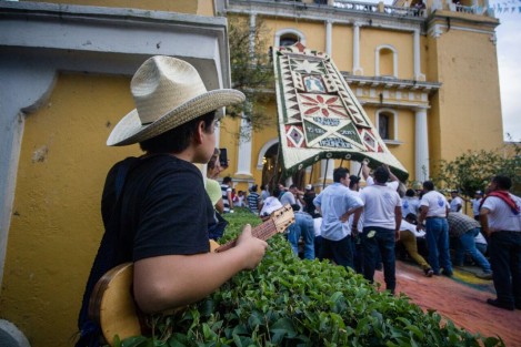 Bajada del arco floral en honor a la Asunción de Nuestra Señora en Teocelo, Ver. 