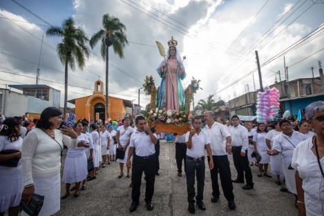 Bajada del arco floral en honor a la Asunción de Nuestra Señora en Teocelo, Ver. 