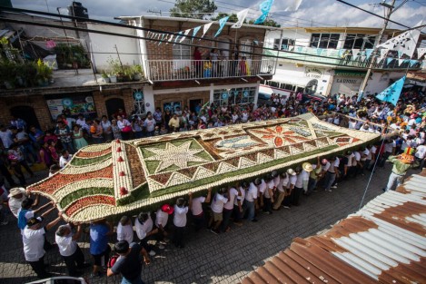 Bajada del arco floral en honor a la Asunción de Nuestra Señora en Teocelo, Ver. 