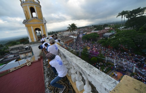 Teceolences festejan la Asunción de la Virgen con tradiciones como la alfombra de aserrín, danzas tradicionales y la colocación de un arco en la entrada de la iglesia.
