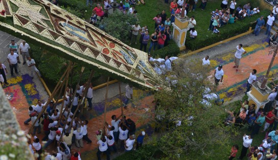 Teceolences festejan la Asunción de la Virgen con tradiciones como la alfombra de aserrín, danzas tradicionales y la colocación de un arco en la entrada de la iglesia.
