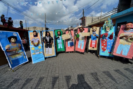 Teceolences festejan la Asunción de la Virgen con tradiciones como la alfombra de aserrín, danzas tradicionales y la colocación de un arco en la entrada de la iglesia.
