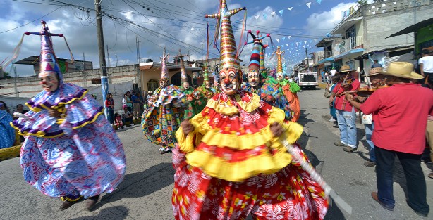 Teceolences festejan la Asunción de la Virgen con tradiciones como la alfombra de aserrín, danzas tradicionales y la colocación de un arco en la entrada de la iglesia.
