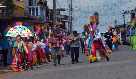 Teceolences festejan la Asunción de la Virgen con tradiciones como la alfombra de aserrín, danzas tradicionales y la colocación de un arco en la entrada de la iglesia.

