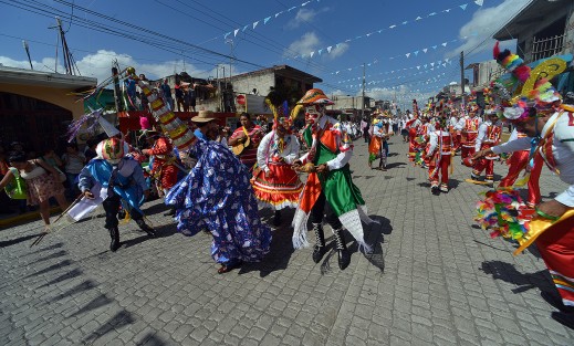 Teceolences festejan la Asunción de la Virgen con tradiciones como la alfombra de aserrín, danzas tradicionales y la colocación de un arco en la entrada de la iglesia.
