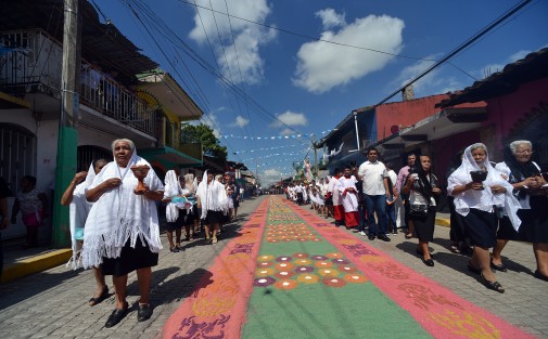 Teceolences festejan la Asunción de la Virgen con tradiciones como la alfombra de aserrín, danzas tradicionales y la colocación de un arco en la entrada de la iglesia.
