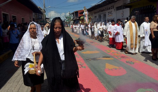 Teceolences festejan la Asunción de la Virgen con tradiciones como la alfombra de aserrín, danzas tradicionales y la colocación de un arco en la entrada de la iglesia.
