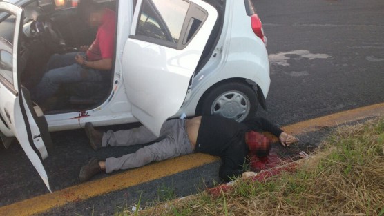 Los cuerpos de dos hombres fueron hallados este martes en la entrada a la carretera a Pinoltepec, Municipio de Emiliano Zapata. Uno de los cuerpos estaba en el interior de un auto, y el otro a un costado del vehículo.  