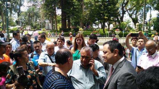 El alcalde de Xalapa, Américo Zúñiga, atendió a Juan Piedra Moctezuma, quien junto con sus simpatizantes se manifestaba en Palacio Municipal exigiendo la atención de CMAS, aunque ahí no sean las oficinas.  