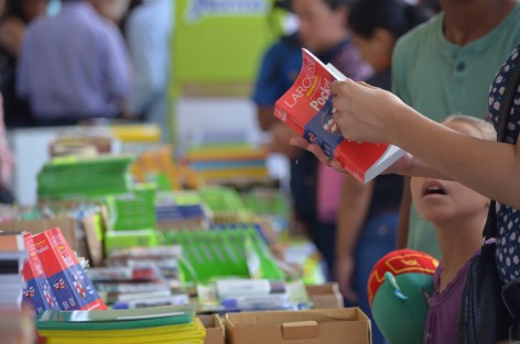 La compra de útiles escolares hoy en día resulta ser un gasto importante para los padres de familia, quienes tienen hijos en edad escolar, por lo que es importante consultar precios y denunciar abusos por parte de vendedores.