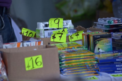 La compra de útiles escolares hoy en día resulta ser un gasto importante para los padres de familia, quienes tienen hijos en edad escolar, por lo que es importante consultar precios y denunciar abusos por parte de vendedores.