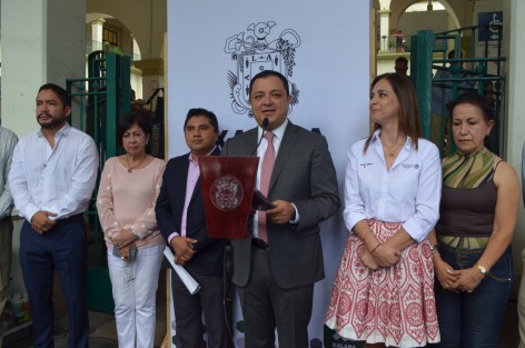 El Alcalde de la Xalapa, Américo Zúñiga, inauguró la feria <em>Regreso a clases</em>, donde se pueden adquirir útiles escolares a precios accesibles, lo que contribuye a que los consumidores adquieran productos de buena calidad y  las empresas locales reactiven su economía. Estuvieron presentes ediles y autoridades de la PROFECO.