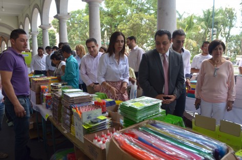 El Alcalde de la Xalapa, Américo Zúñiga, inauguró la feria <em>Regreso a clases</em>, donde se pueden adquirir útiles escolares a precios accesibles, lo que contribuye a que los consumidores adquieran productos de buena calidad y  las empresas locales reactiven su economía. Estuvieron presentes ediles y autoridades de la PROFECO.