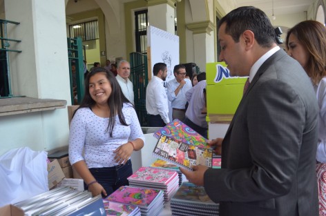 El Alcalde de la Xalapa, Américo Zúñiga, inauguró la feria <em>Regreso a clases</em>, donde se pueden adquirir útiles escolares a precios accesibles, lo que contribuye a que los consumidores adquieran productos de buena calidad y  las empresas locales reactiven su economía. Estuvieron presentes ediles y autoridades de la PROFECO.