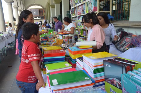 Con la invitación a apoyar a las empresas locales, el alcalde Américo Zúñiga Martínez inauguró la Tercera Feria de Regreso a Clases 2017, <em>una de las reacciones de solidaridad más importantes de la Iniciativa Privada para apoyar la economía de las familias xalapeñas</em>.
