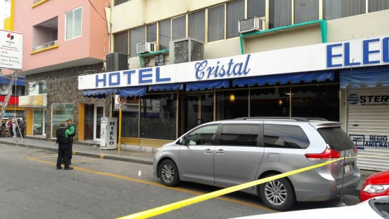 Cuatro hombres fueron asesinados dentro del restaurant del hotel Cristal, la mañana de este martes, entre los finados se encontraba el excandidato a la alcaldía de Coatzintla, Armando Violante.
