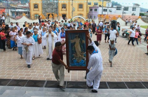 Con cohetes, música de viento, repique de campanas, cantos, rezos, mañanitas y una magna procesión que tradicionalmente parte desde la Casa de la Iglesia, a las afueras de la ciudad, hasta la parroquia central, festejaron en Papantla a la patrona del pueblo, la Virgen de Nuestra Señora de la Asunción.  