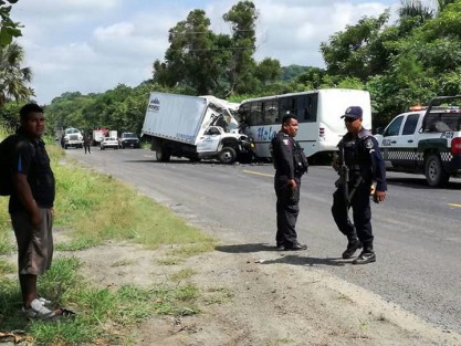 Una persona muerta y siete lesionados fue el saldo que dejó el choque de frente entre una camioneta un autobús de pasajeros en la carretera federal 180 Tuxpan-Tampico. 