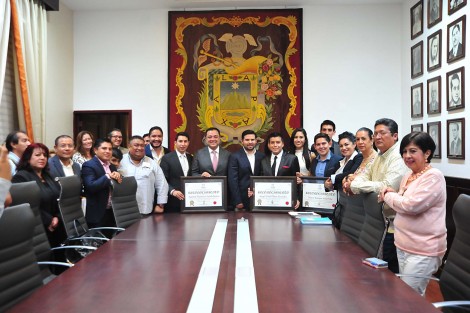En sesión ordinaria de Cabildo encabezada por el alcalde Américo Zúñiga Martínez, el Ayuntamiento entregó el Premio Municipal de la Juventud 2017 a cinco destacados jóvenes xalapeños que por su conducta, dedicación al trabajo y estudio son ejemplo de superación personal y progreso en la comunidad. 