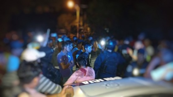 La medianoche del martes, vecinos de la comunidad Ojo de Agua, municipio de Amatlán, Ver., estuvieron a punto de linchar a una mujer que junto con otros individuos robaron unas motos. Para su fortuna la policía llegó a salvar a la ladrona, lo cual no hace con los vecinos.