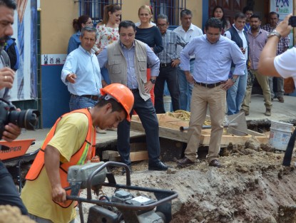 El Alcalde de la Ciudad, Américo Zúñiga, recorrió las obras de remodelación e introducción de tuberías en la calle Xalapeños Ilustres, donde aseguró que se ha trabajado conforme a lo planeado con la finalidad de ocasionar el menor problema a la ciudadanía en materia de movilidad vial.