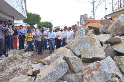 El Alcalde de la Ciudad, Américo Zúñiga, recorrió las obras de remodelación e introducción de tuberías en la calle Xalapeños Ilustres, donde aseguró que se ha trabajado conforme a lo planeado con la finalidad de ocasionar el menor problema a la ciudadanía en materia de movilidad vial.