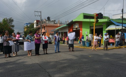 Vecinos de la colonia Progreso, Constituyentes y otras, bloquearon las avenidas Villahermosa y Aguascalientes para exigir seguridad, esto debido a la ola de robos en esas zonas.
