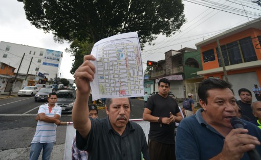 Vecinos de la colonia Progreso, Constituyentes y otras, bloquearon las avenidas Villahermosa y Aguascalientes para exigir seguridad, esto debido a la ola de robos en esas zonas. Exigían la presencia del secretario de Gobierno, Rogelio Franco, ya que dicen que el gobernador está muy ocupado. 