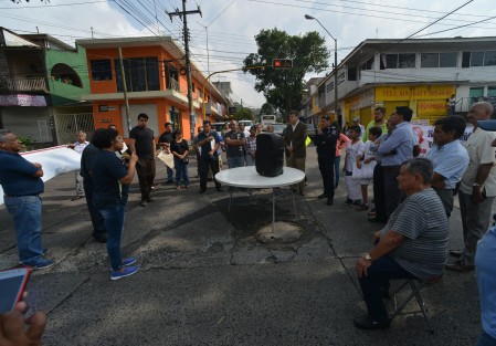 Vecinos de la colonia Progreso, Constituyentes y otras, bloquearon las avenidas Villahermosa y Aguascalientes para exigir seguridad, esto debido a la ola de robos en esas zonas. Exigían la presencia del secretario de Gobierno, Rogelio Franco, ya que dicen que el gobernador está muy ocupado. 