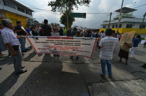 Vecinos de la colonia Progreso, Constituyentes y otras, bloquearon las avenidas Villahermosa y Aguascalientes para exigir seguridad, esto debido a la ola de robos en esas zonas. Exigían la presencia del secretario de Gobierno, Rogelio Franco, ya que dicen que el gobernador está muy ocupado. 