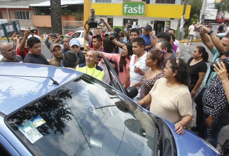Vecinos de la colonia Progreso, Constituyentes y otras, bloquearon las avenidas Villahermosa y Aguascalientes para exigir seguridad, esto debido a la ola de robos en esas zonas. Exigían la presencia del secretario de Gobierno, Rogelio Franco, ya que dicen que el gobernador está muy ocupado. 
