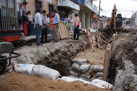 En la calle Xalapeños Ilustres se invierten 4 millones 351 mil 376 pesos, constará de mil 858 metros cuadrados de pavimento hidráulico, 998 metros cuadrados de banqueta, 450 metros lineales de guarniciones, 149 metros lineales de rehabilitación de alcantarillado de red pluvial, 241 metros lineales de rehabilitación de alcantarillado de red de agua potable, pozos de visita y tragatormeta.
 
