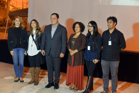 El alcalde Américo Zúñiga acompañado de los encargados de la Muestra Internacional de Cine con perspectiva de genero MICGénero en barrio Xalitic de Xalapa.