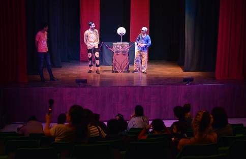 Dentro de Verano de Títeres  se presentó el grupo LATE con Colorado Colorín una puesta en escena que consta de cuatro cuentos para chicos y grandes. Al final de la obra el público asistente pudo interactuar con los actores quienes respondieron preguntas y explicaron todo el trabajo que se realiza para lograr una puesta en escena así.
