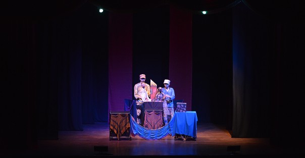 Dentro de Verano de Títeres  se presentó el grupo LATE con Colorado Colorín una puesta en escena que consta de cuatro cuentos para chicos y grandes. Al final de la obra el público asistente pudo interactuar con los actores quienes respondieron preguntas y explicaron todo el trabajo que se realiza para lograr una puesta en escena así.
