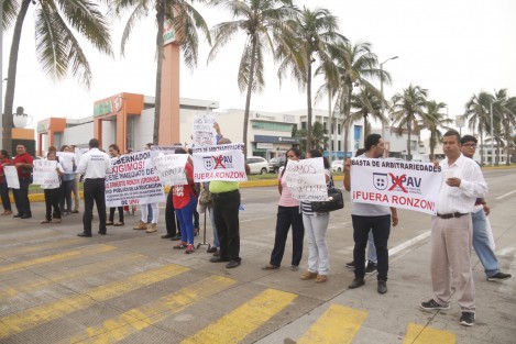 Alumnos, maestros y directores de los planteles de la UPAV en la zona metropolitana Veracruz-Boca del Río -Medellín, cerraron el bulevar Ruiz Cortines en demanda de la destitución de Carlos Ronzón Verónica, cordinador regional de la UPAV. 