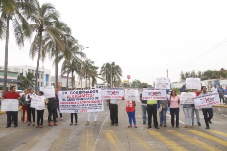Alumnos, maestros y directores de los planteles de la UPAV en la zona metropolitana Veracruz-Boca del Río -Medellín, cerraron el bulevar Ruiz Cortines en demanda de la destitución de Carlos Ronzón Verónica, cordinador regional de la UPAV. 