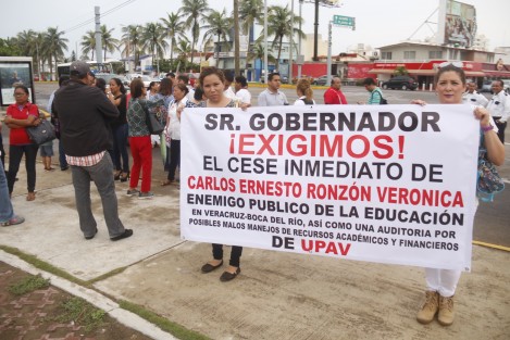 Alumnos, maestros y directores de los planteles de la UPAV en la zona metropolitana Veracruz-Boca del Río -Medellín, cerraron el bulevar Ruiz Cortines en demanda de la destitución de Carlos Ronzón Verónica, cordinador regional de la UPAV. 